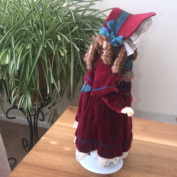 NIB Paradise Galaries of the World’s Finest Porcelain Dolls NOELLE - Picture 4 of 14